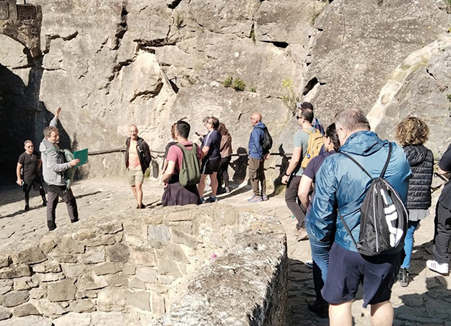 Davant del pas de la Foradada, a Sant Miquel del Fai. Autoria: Aprèn, Serveis Ambientals