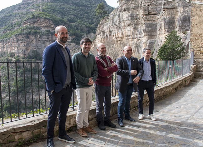 El diputat, alcaldes de la zona i el director, a Sant Miquel del Fai. Autor: XPN