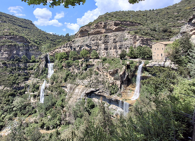 Sant Miquel del Fai, amb els dos salts d'aigua plens, aquest maig. Autor: XPN
