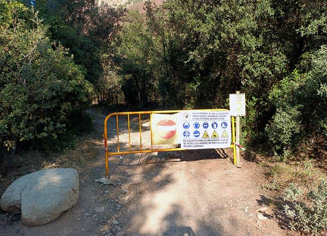 El sender està tancat per obres d'estabilització de la cinglera. Autor: XPN