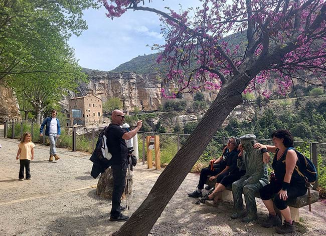 Primeres fotografies a la plaça del Repòs, amb l'escultura de Josep Pla. Autor: Diputació de Barcelona