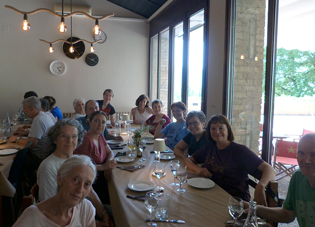 Alguns dels voluntaris, durant el dinar ofert a la Casa Nova del Castell. Autor: Fundesplai