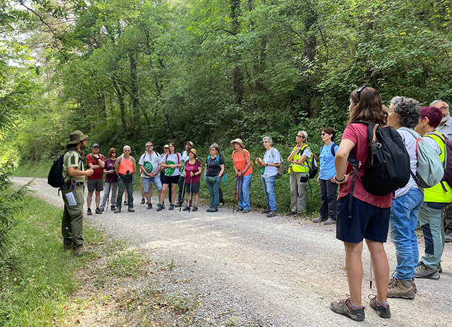 El grup que va anar a la Font de Planeses, amb un dels guardes forestals. Autor: Cercle de Voluntaris