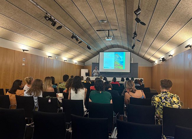 Sessió de formació impartida per Xavier Roget per explicar el Pla estratègic de natura, salut i benestar de la XPN. Autoria: XPN