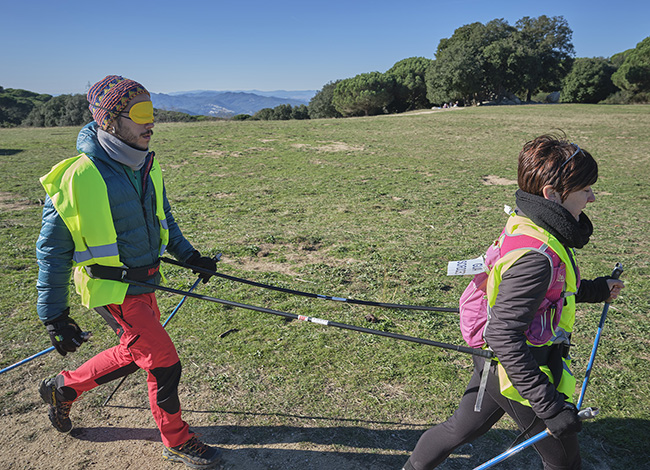 El taller de marxa nòrdica inclusiva es va realitzar amb el sistema NW Blind. Autoria: Oriol Clavera