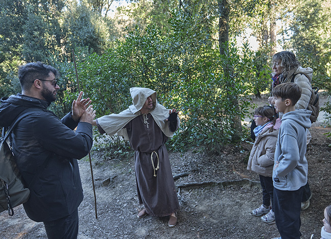 Es va dur a terme una ruta teatralitzada amb intèrpret en llengua de signes catalana. Autoria: Oriol Clavera