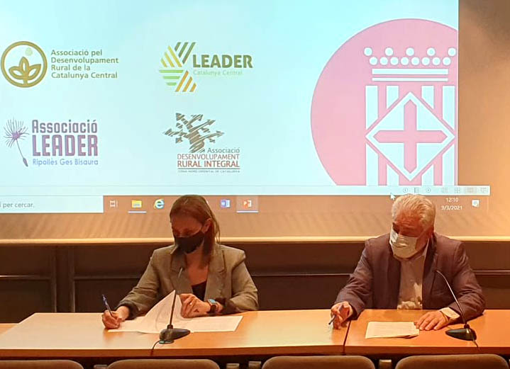 El diputat Josep Tarin i la diputada Eva Menor signant el conveni. Autor: Diputació de Barcelona