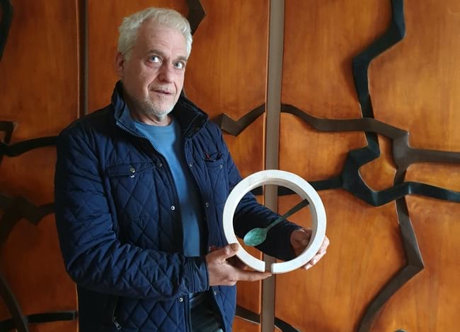 Josep Massana, escultor i autor del distintiu dels <br />Premis Parc a taula. Autor: Parc a taula