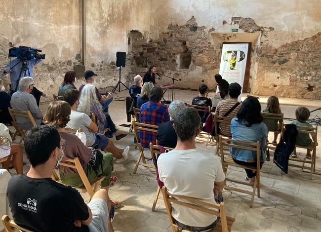 Públic aplegat a la sala del refetor per escoltar Neus Borrell i Bru Ferri. Autor: Tramoia Produccions Culturals