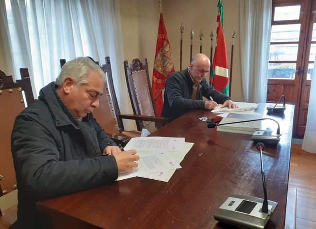 El diputat Tarín i l'alcalde d'Orozko, Pedromari Intxaurraga, en la signatura del conveni. Autor: XPN