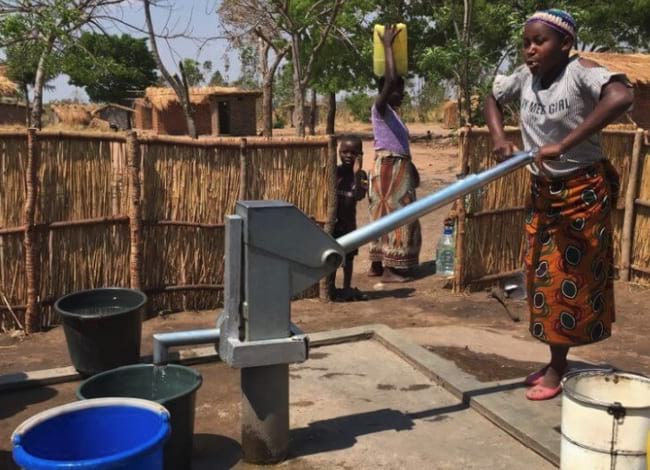 Subministrament d'aigua potable a les comunitats locals dels districtes de Dowa i Kaungu a Malawi. Autor: Clean CO2