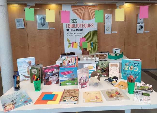Mostra bibliogràfica, una de les activitats 'Parcs i biblioteques... naturalment!'. Autor: Biblioteca Can Manyer