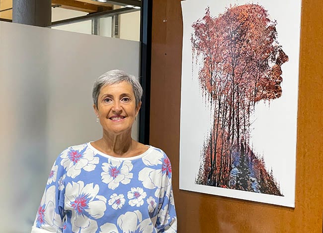 Juana Barber, al seu despatx amb la imatge del Pla d'igualtat del Montseny. Autor: XPN