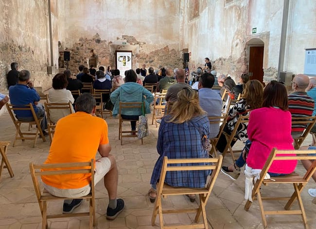 Un nombrós públic va omplir El refetó de la cartoixa d'Escaladei. Autor: XPN