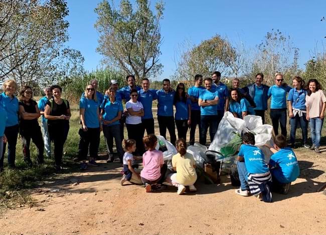 Actuació del voluntaris ambientals de Caixabank a la llera del Congost. Autor: Caixabank