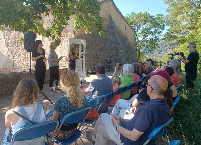 Instant del recital de Poesia als parcs al Parc Natural del Montseny. Autor: Tramoia Cultura