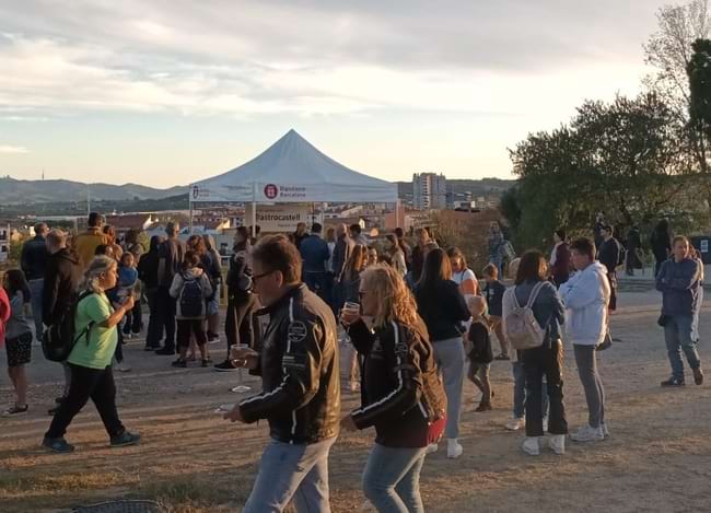 Durant tota la tarda els assistents van poder fer observacions amb telescopis. Autor: XPN