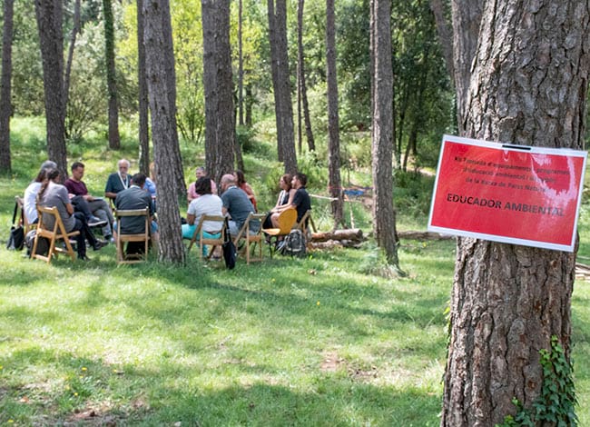 Grups de treball de la jornada, a l'exterior de can Mateu. Autor: XPN