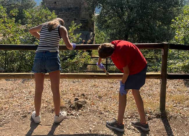 Els joves participants al camp de treball de Camp Tortí van millorar elements de la Domus de Bellpuig. © Anna Mimoso Els joves participants al camp de treball de Camp Tortí van millorar elements de la Domus de Bellpuig. © Anna Mimoso