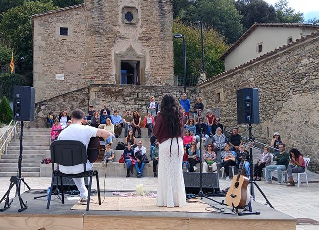 Erin Hyvin durant l'actuació a la plaça de l'Església de Tavèrnoles. Autoria: Neandertal Produccions