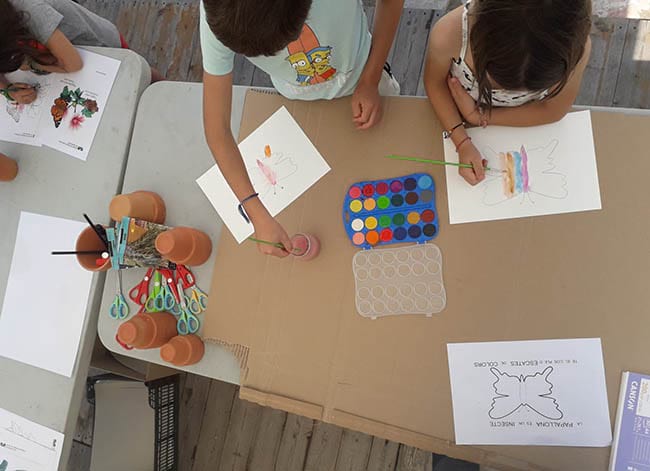 Creant papallones al taller. Autor: Jordi Serrabasa