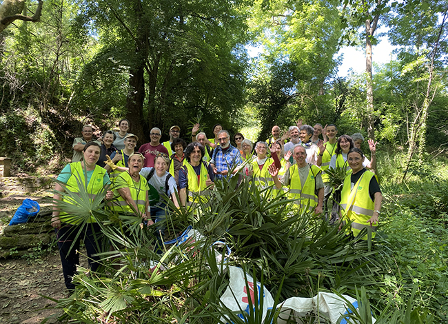 Fotografia de grup de les persones participants en l'actuació voluntària. Autoria: Cercle de Voluntaris dels Parcs Naturals