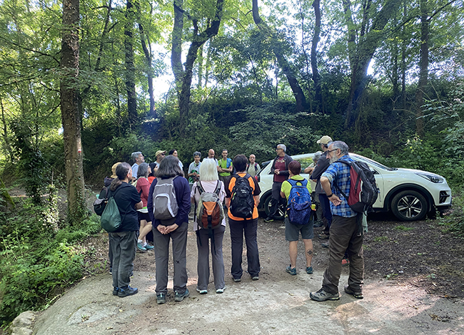 El grup de voluntaris i voluntàries rep indicacions per part de l'equip tècnic abans de l'actuació. Autoria: Cercle de Voluntaris dels Parcs Naturals