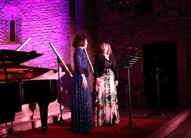 La soprano Maria Hinojosa i la mezzosoprano Marta Valero durant el recital d'òpera. Autoria: ripeu.com