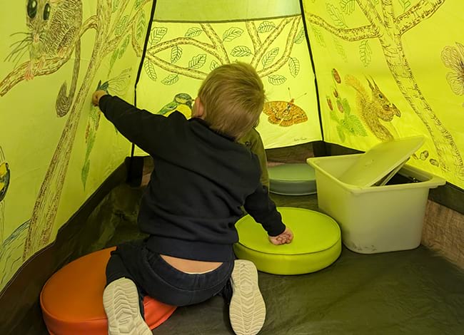 Tenda de campanya que acompanya l'exposició. Autora: Anna Collell