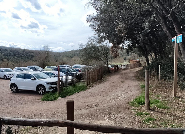 Aparcament de Sant Feliuet de Savassona. Autor:EcoData Natura