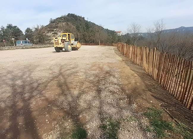 L'aparcament s'ha anivellat i perimetrat amb una tanca de fusta. Autor: XPN