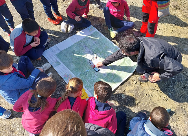 Alumnes fent de geòlegs. © XPN