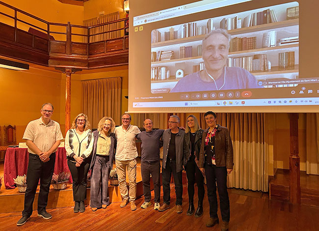 Fotografia de grup d'autors i entitats implicades. Autor: Ajuntament de Sant Hilari Sacalm