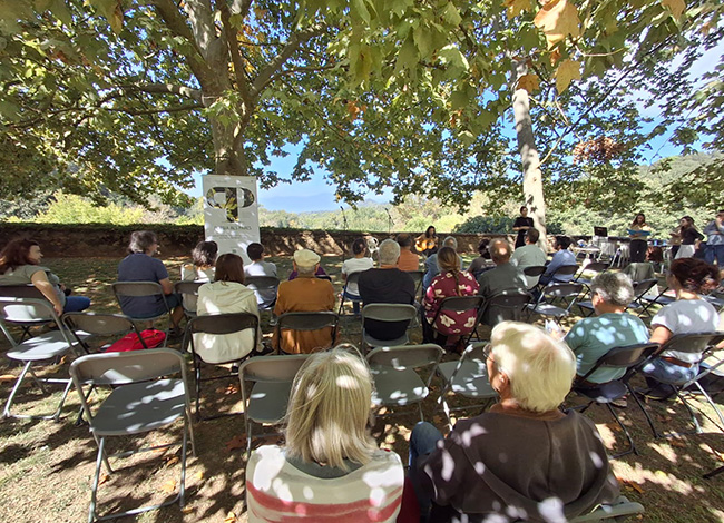 L'itinerari poètic va comptar amb l'assistència d'una trentena de persones. Autoria: Tramoia Cultura