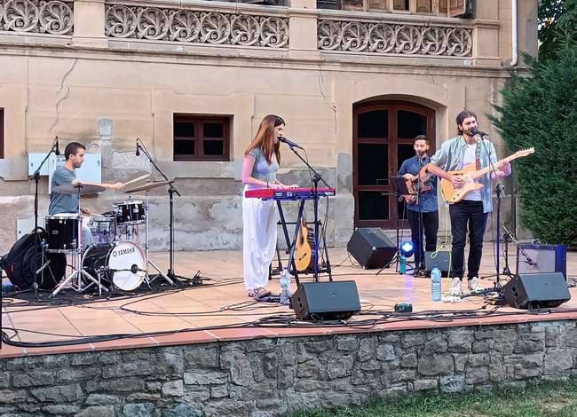 Maüpas amb la formació en banda completa. Autor: XPN