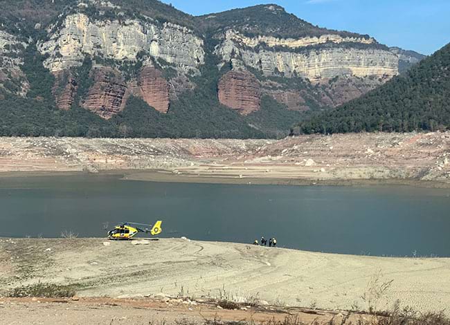 Una persona enfonsada és rescatada per Bombers i GRAE. Autor: Bartu Mas / Diputació de Barcelona
