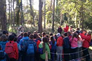 Infants escoltant Raimona de Savassona. Autor: CIMA