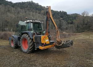 Treballs agrícoles de recuperació de pastures.<br />Autor: XPN