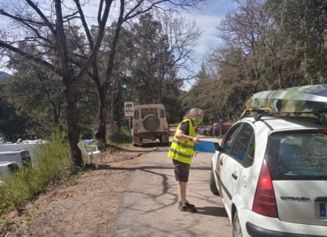 Control d'aparcaments a l'Àrea d'esplai del Pantà de Sau. Autor: XPN