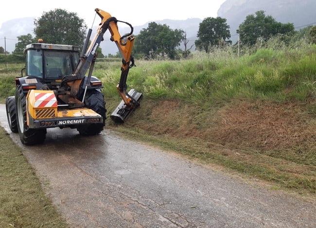 Feines d'estassada de marges als camins de la xarxa viària bàsica de l'Espai Natural. Autor: XPN