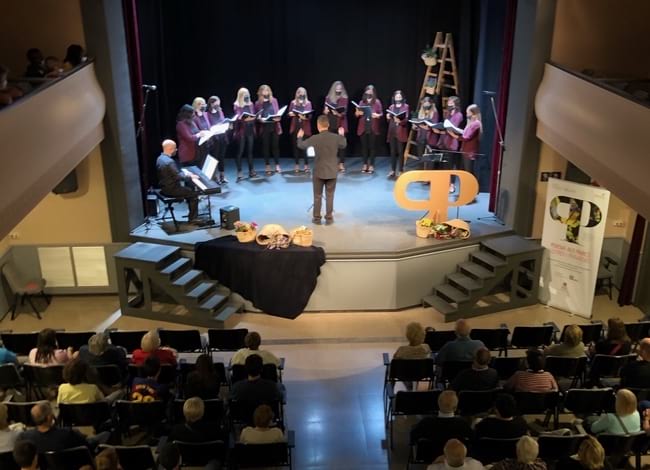 El Cor Lutiana al Saló Catalunya de Sant Julià de Vilatorta. Autor: Tramoia Produccions Culturals