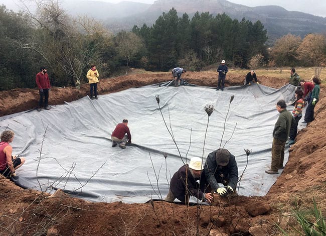 Construcció d'una bassa amb els voluntaris. Autor: Oriol Baena / SCH