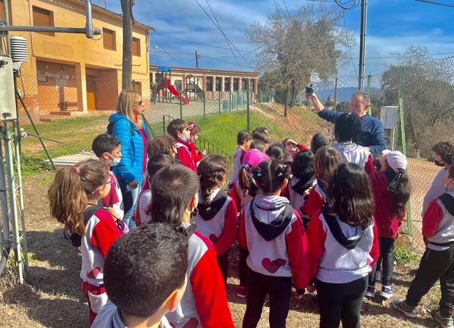 Grup d'alumnes durant la visita a l'estació meteorològica. Autor: Meteoguilleries