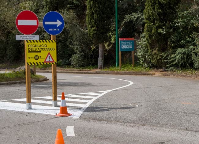 Senyalització durant la regulació de l'accés motoritzat a la vall de Sau. Autor: XPN