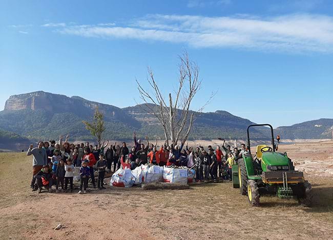 Els participants amb el material aplegat durant la recollida de deixalles. Autor: XPN