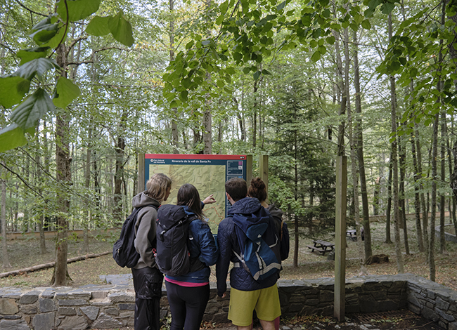 Visitants a Santa Fe de Montseny. Autor: Oriol Clavera