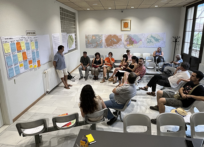 Apuntant les aportacions a la sala de plens de la Garriga. Autor: Índic