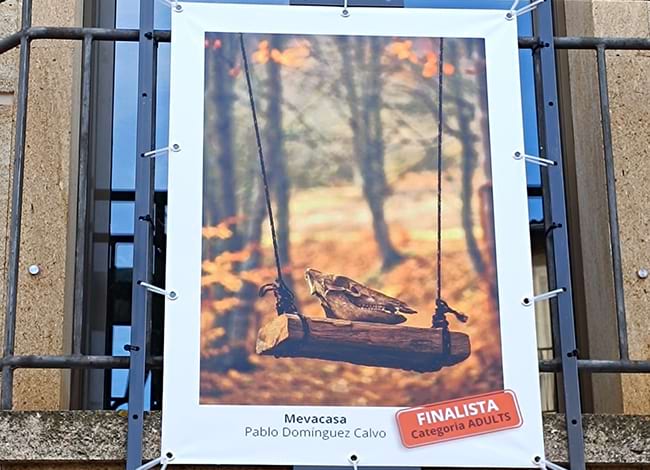 Fotografia finalista exposada en un balcó de la plaça Major del poble. Autoria: Biblioteca Ferran Soldevila de Santa Maria de Palautordera