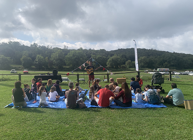 Carles Cuberes va ser l'encarregat de l'animació musical familiar durant la Matinal. Autoria: Viu el parc