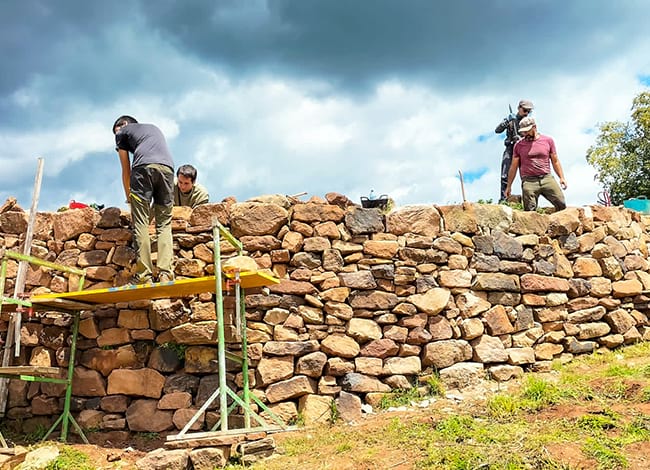 Participants al curs sobre la construcció en pedra seca. Autor: Escola Orígens